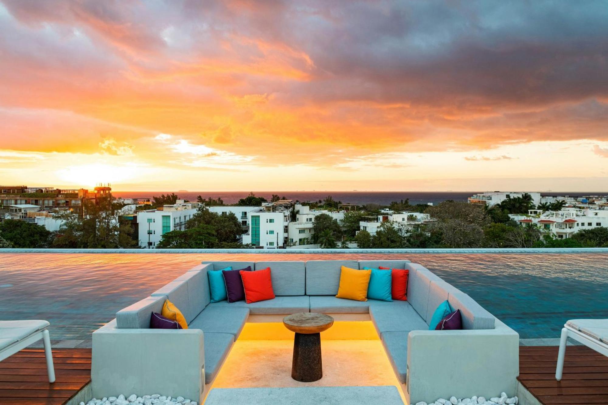 Aloft Playa Del Carmen Hotel Exterior foto Sunset at the rooftop pool