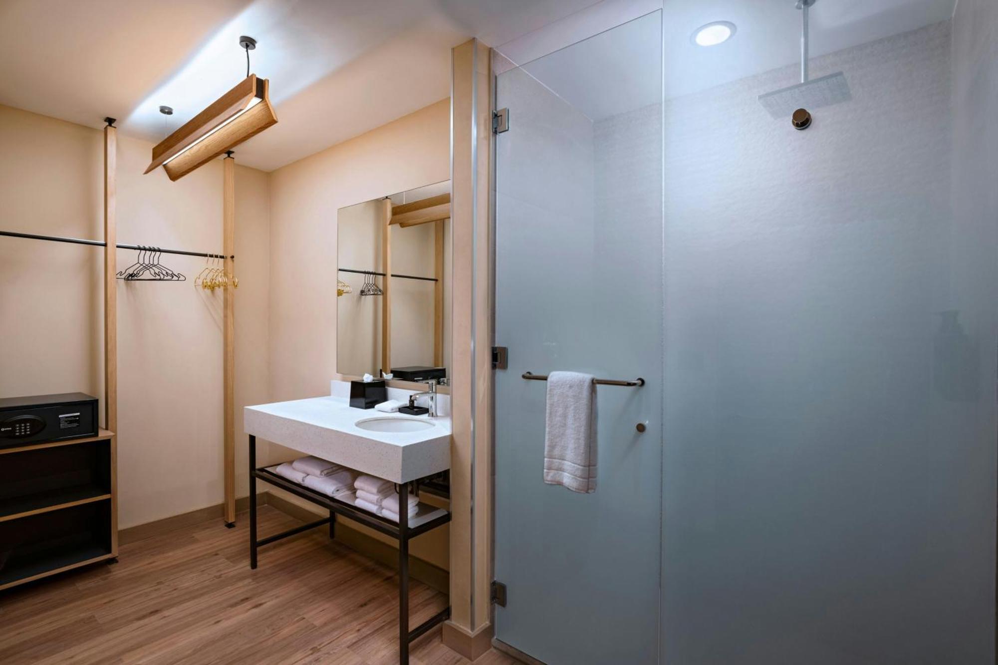 Aloft Playa Del Carmen Hotel Exterior foto Bathroom